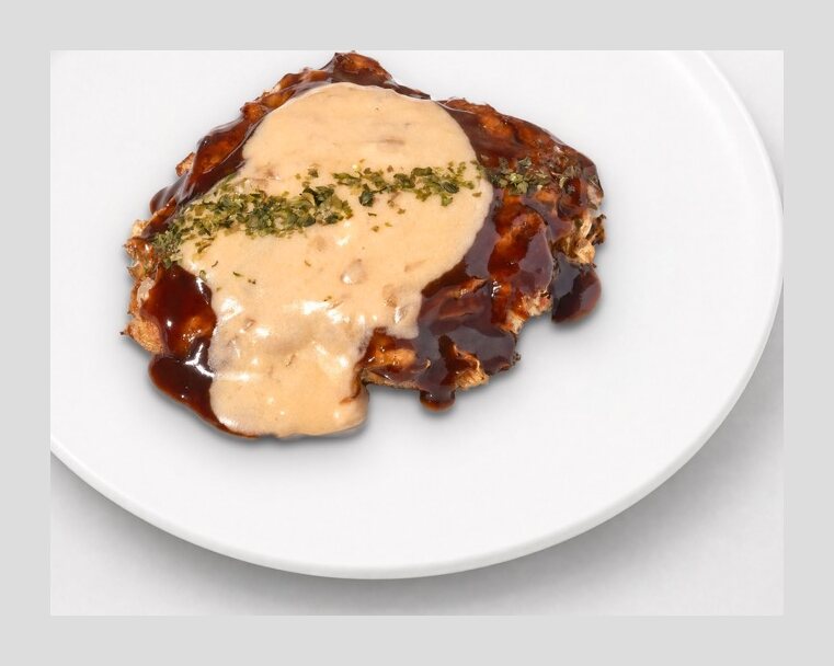 鉄板で焼き上げるN3Wのお好み焼き
