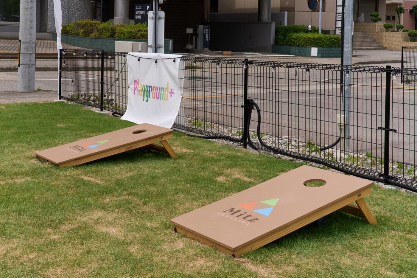 Mitzロゴ入りのコーンホール台